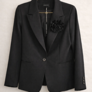 Blazer negro con prendedor flor Lineatre